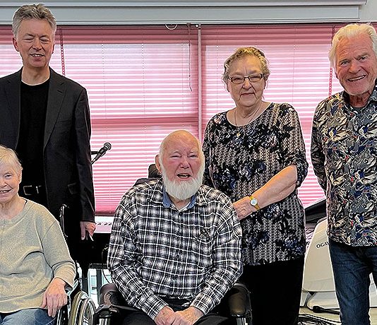 Kurt Ravn og Carl Ulrik sang og spillede på Solsidecentret